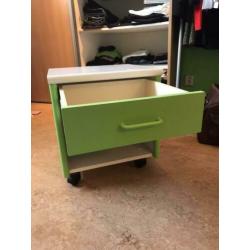 Groen met wit nachtkastje