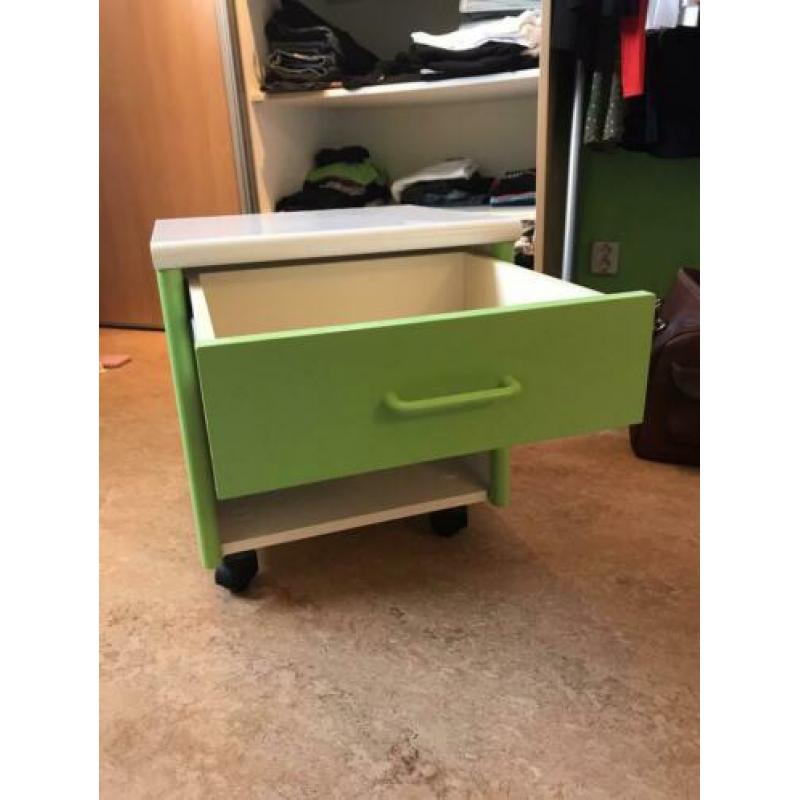 Groen met wit nachtkastje