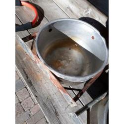 Voerbakken drie x aluminium en staal diameter 35 hoog 20 cm.