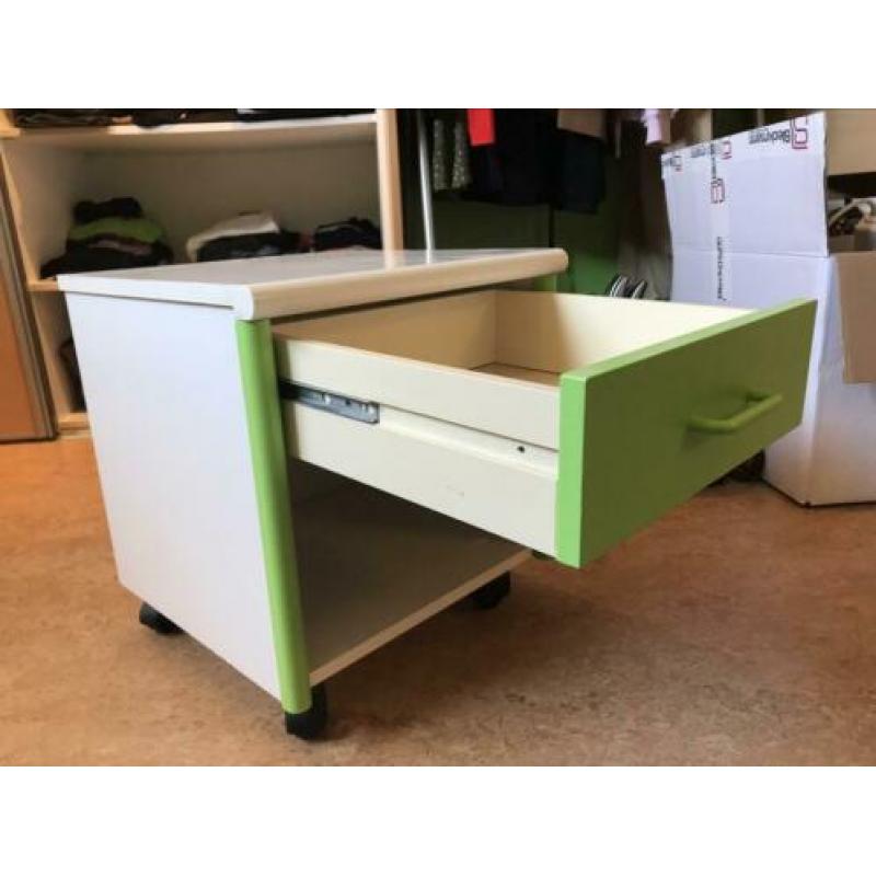 Groen met wit nachtkastje