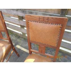 2 degelijke eetkamerstoelen