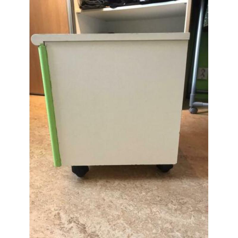 Groen met wit nachtkastje