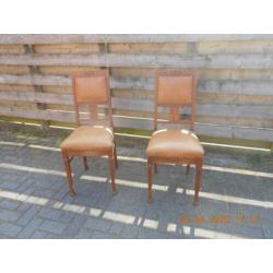 2 degelijke eetkamerstoelen