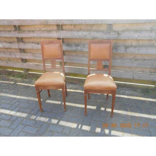 2 degelijke eetkamerstoelen