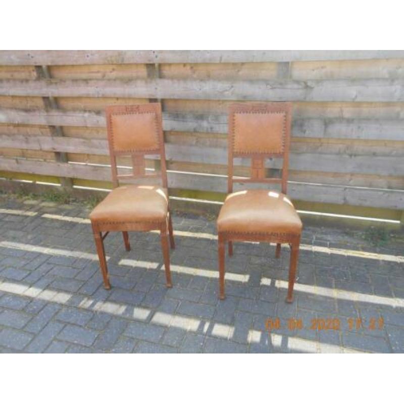 2 degelijke eetkamerstoelen