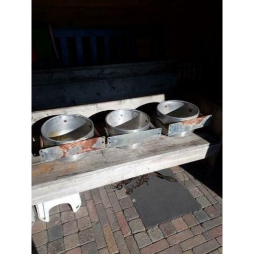 Voerbakken drie x aluminium en staal diameter 35 hoog 20 cm.