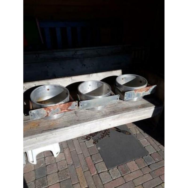 Voerbakken drie x aluminium en staal diameter 35 hoog 20 cm.