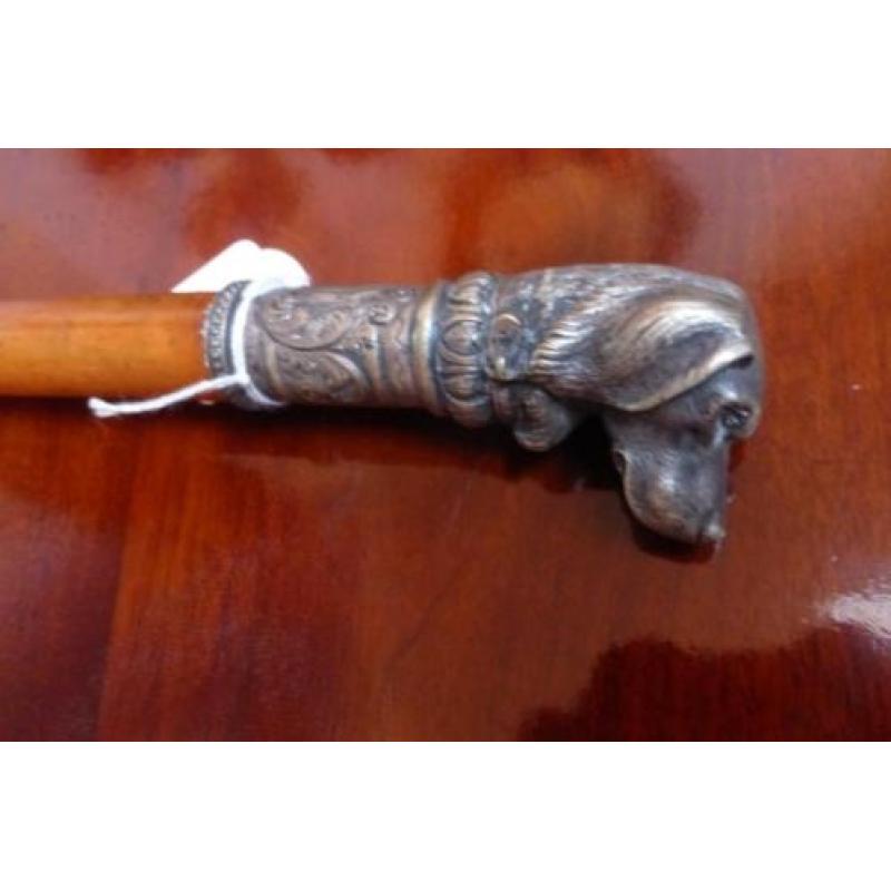 Antieke wandelstok met bronzen handvat .