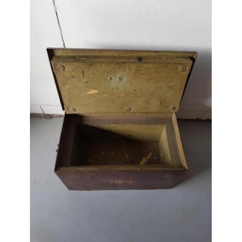 Antiek metalen kluis 19e eeuw, €325,-.
