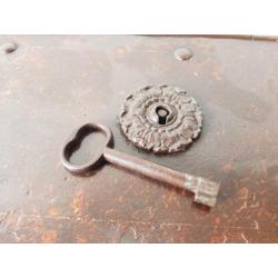 Antiek metalen kluis 19e eeuw, €325,-.