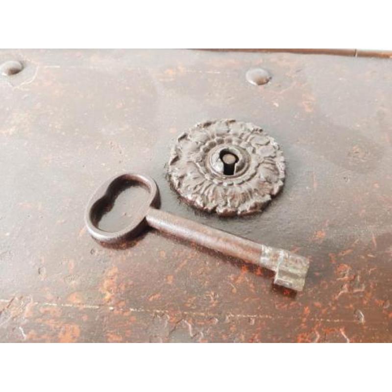 Antiek metalen kluis 19e eeuw, €325,-.