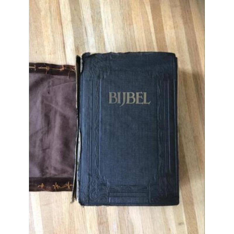 Antieke oude Bijbel uit 1867