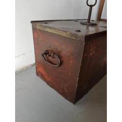 Antiek metalen kluis 19e eeuw, €325,-.