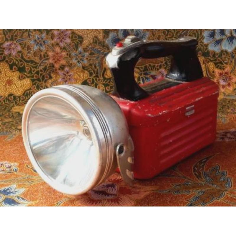 Mooie werkende oude vintage zaklamp van Pifco uit Engeland.