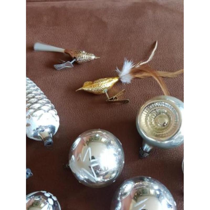 17 zilverkleurige antieke kerstballen en 2 vogeltjes