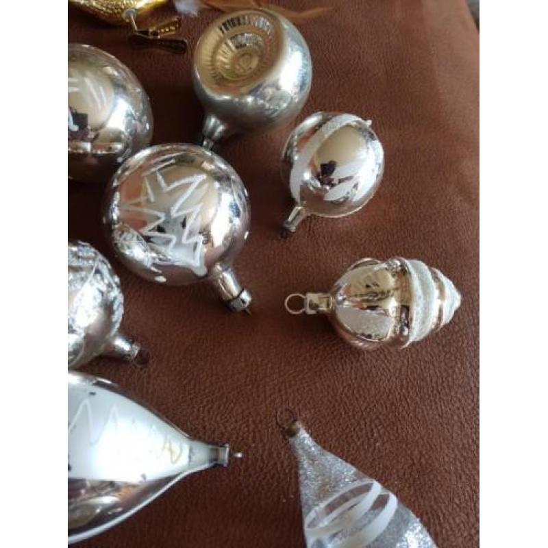 17 zilverkleurige antieke kerstballen en 2 vogeltjes