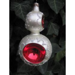Vintage oude kerstbal deukbal met gekleurde deuken glitters