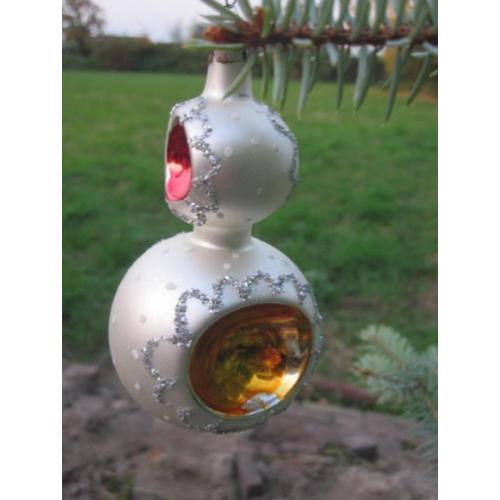 Vintage oude kerstbal deukbal met gekleurde deuken glitters