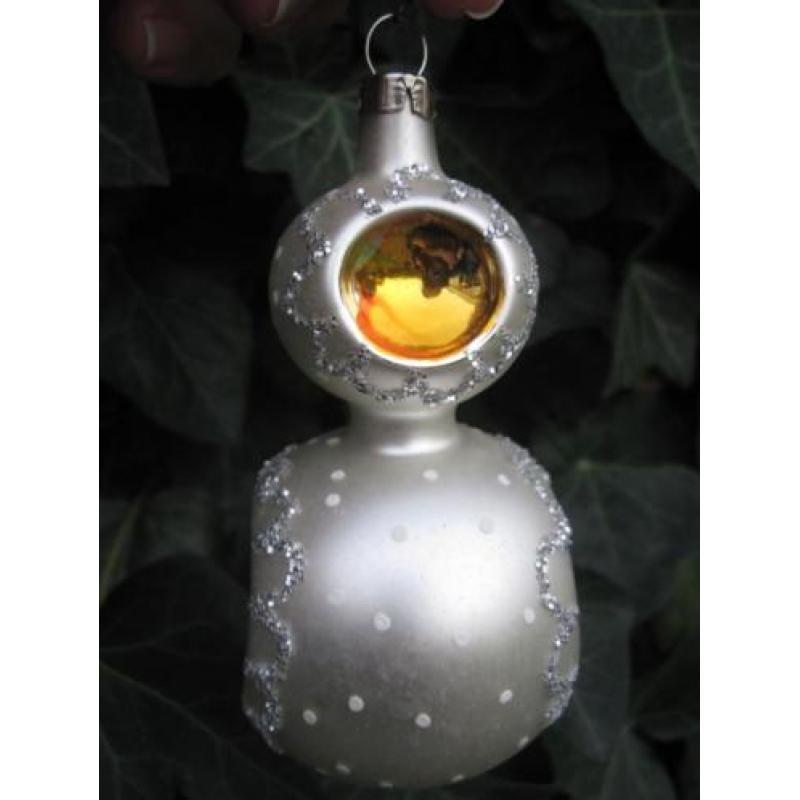 Vintage oude kerstbal deukbal met gekleurde deuken glitters