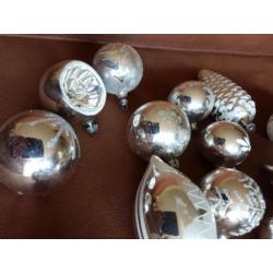 17 zilverkleurige antieke kerstballen en 2 vogeltjes