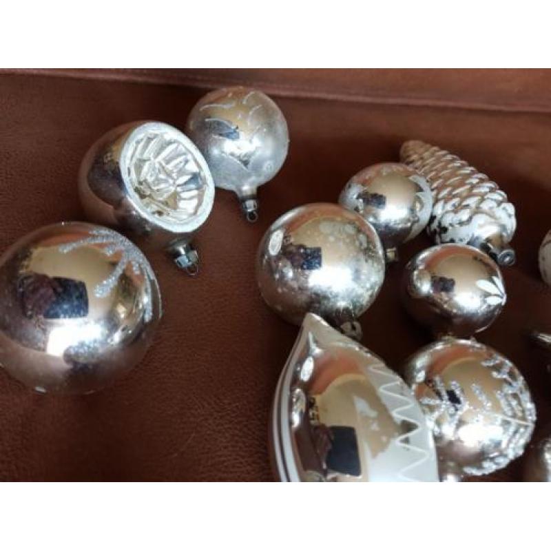 17 zilverkleurige antieke kerstballen en 2 vogeltjes