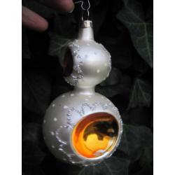 Vintage oude kerstbal deukbal met gekleurde deuken glitters