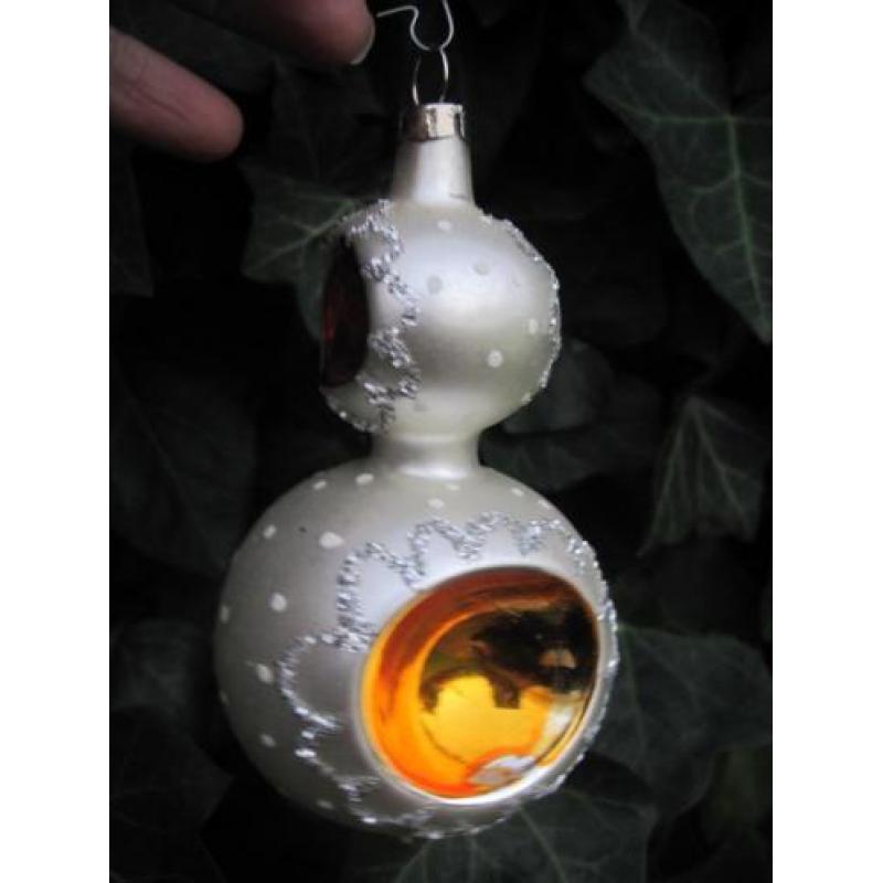 Vintage oude kerstbal deukbal met gekleurde deuken glitters