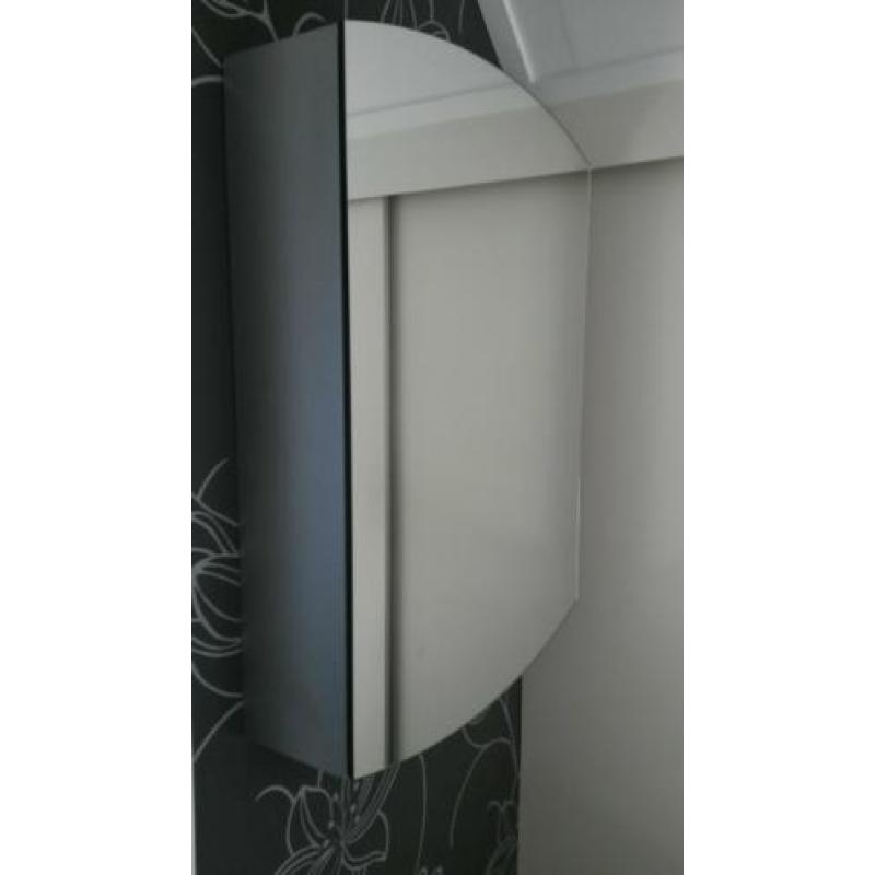 Badkamer toiletkast, medicijnkastje. met spiegel.