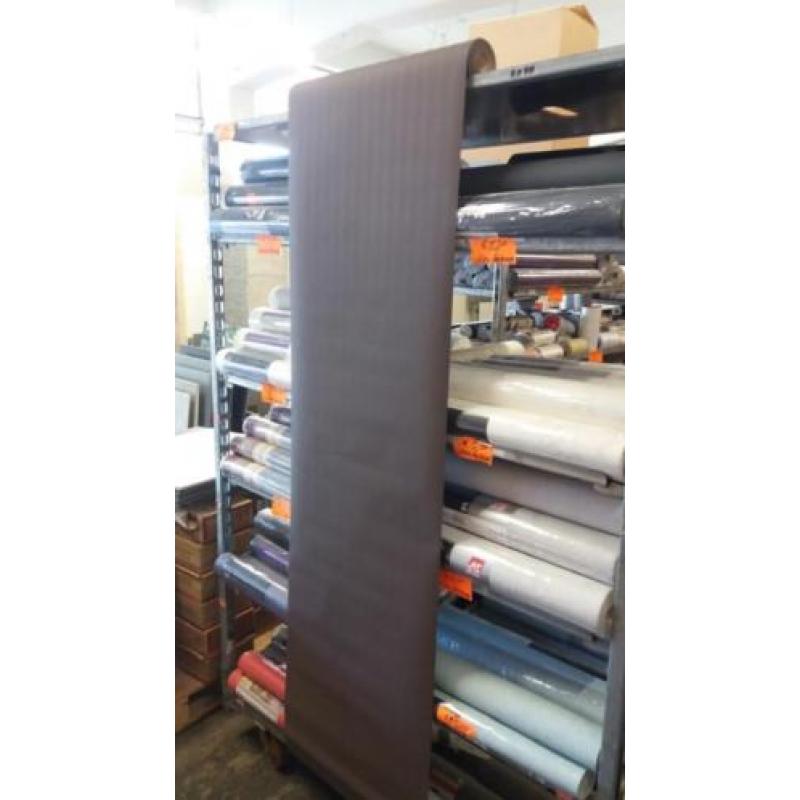 Bruin visgraat-motief vliesbehang €5,50 op=op