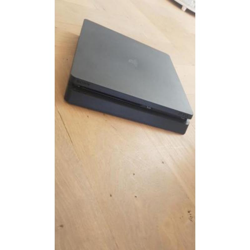 Sony PlayStation 4 slim 500gb + 2 controllers